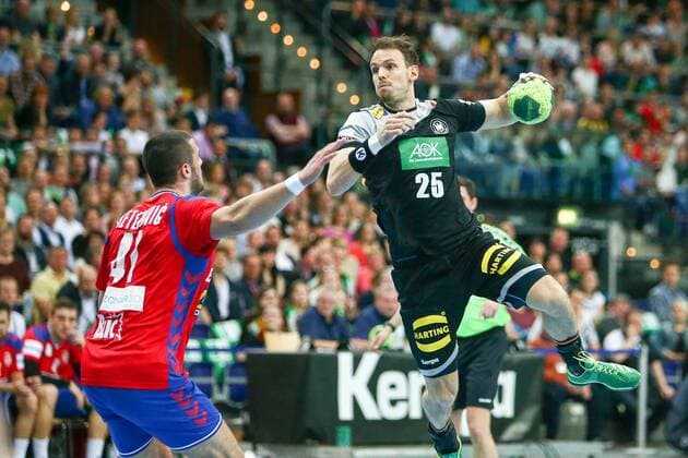 Deutschland - Serbien Handball Leipzig, 04.04.2018, Arena Leipzig, Handball, Länderspiel, Männer, Deutschland - Serbien , Im Bild v.l.: Stevan Sretenovic (41, Serbien) und Kai Häfner Haefner (25, Deutschland) ,