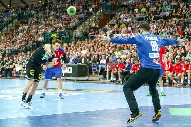Deutschland - Serbien Handball Leipzig, 04.04.2018, Arena Leipzig, Handball, Länderspiel, Männer, Deutschland - Serbien 26:19 (12:7) , Im Bild v.l.: Uwe Gensheimer (3, Deutschland) trifft gegen Torhüter Tibor IvaniÅ¡ević (90, Serbien) ,