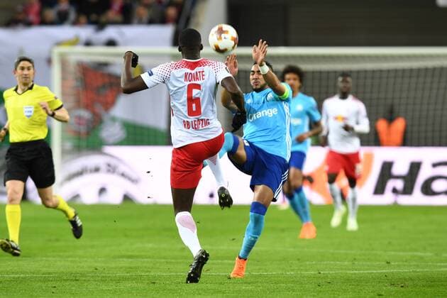 Fussball, Herren, Saison 2017 2018, Europa League (Viertelfinale, Hinspiel), RB Leipzig - Olympique Marseille, Ibrahima Konate (Nr. 6, RB Leipzig), Dimitri Payet (Nr. 10, Olympique Marseille), 05.04.2018, Copyright: xMatthiasxKochx