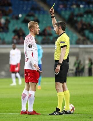 Bilder des Tages - SPORT RB Leipzig - Marseille Fussball Euro League Leipzig, 05.04.2018, Red Bull Arena, Fussball, UEFA EURO EM Europameisterschaft Fussball League , Viertelfinale, RB Leipzig vs. Olympique de Marseille , Im Bild v.l.: Konrad Laimer (27, RB Leipzig) und Schiedsrichter Undiano Mallenco (ESP), Verwarnung. ,