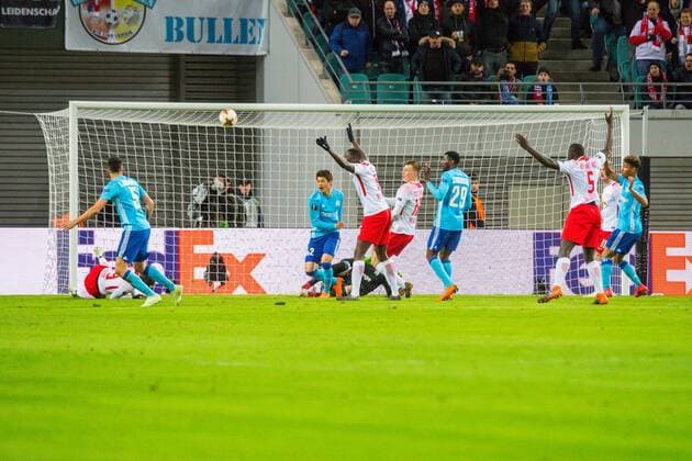 GER, Europa League, RB Leipzig vs. Olympique Marseille 05.04.2018, Red Bull Arena, Leipzig, GER, Europa League, RB Leipzig vs. Olympique Marseille, im Bild Andre Zambo Anguissa ( 29, Olympique Marseille), Lucas Ocampos ( 5, Olympique Marseille), Dayot Upamecano ( 5, RB Leipzig), Beschwerde der Spieler von RB Leipzig nach einem angeblichen Foul