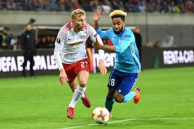 v.li.: Konrad Laimer (RB Leipzig, 27) Jordan Amavi (Olympique Marseille, 18) im Zweikampf, Duell, duel, tackle, Dynamik, Action, Aktion, Fussball, UEFA Europa League, RB Leipzig - Olympique Marseille,