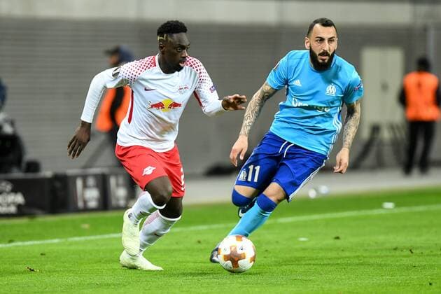 v.li.: Jean-Kevin Augustin (RB Leipzig, 29) Kostas Mitroglou (Olympique Marseille, 11) im Zweikampf, Duell, duel, tackle, Dynamik, Action, Aktion, Fussball, UEFA Europa League, RB Leipzig - Olympique Marseille,
