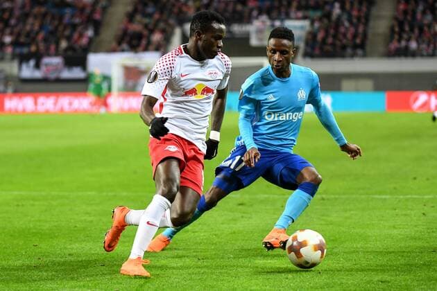 v.li.: Bruma (RB Leipzig, 17) Bouna Sarr (Olympique Marseille, 17) im Zweikampf, Duell, duel, tackle, Dynamik, Action, Aktion, Fussball, UEFA Europa League, RB Leipzig - Olympique Marseille,