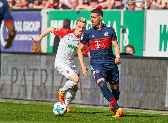Sandro WAGNER, FCB 2 Zweikampf , Aktion um den Ball gegen Philipp MAX, FCA 31 FC AUGSBURG - FC BAYERN MUENCHEN 1-4 Fussball 1. Bundesliga , Augsburg, am 07.04.2018, 29.Spieltag, Saison 2017 2018, 1.Liga, 1.Bundesliga,