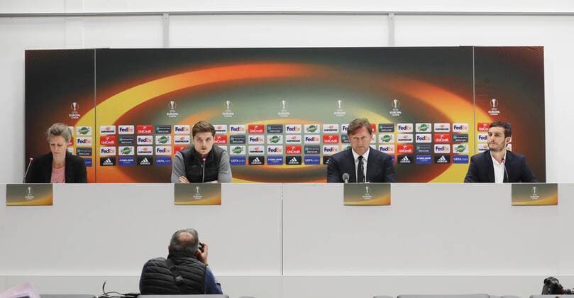 RB Leipzig - Pressekonferenz Fussball Euro League Marseille 11.04.2018, Stade Velodrome, Fussball, UEFA EURO EM Europameisterschaft Fussball League, Viertelfinale , Pressekonferenz von RB Leipzig am Vortag des EL-Spieles Olympique Marseille vs. RB Leipzig. , Im Bild von links; Dolmetscherin, Marcel Sabitzer (7, RB Leipzig), Trainer Ralph Hasenhüttl Hasenhuettl, RB Leipzig, und Pressesprecher Benjamin Ippoliti (RB Leipzig) . ,