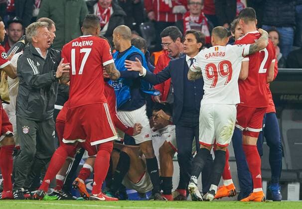 Rote Karte Joaquin CORREA, Sevilla 11 (am Boden) Foul an Javi MARTINEZ, FCB 8 attackiert von Franck RIBERY, FCB 7 , Unai EMERY, Sevilla Trainer beruhigt FC BAYERN MUENCHEN - FC SEVILLA Viertelfinale Rueckspiel, Fussball UEFA Champions League, Muenchen, Deutschland 11.04.2018 CL Saison 2017 2018, FCB,
