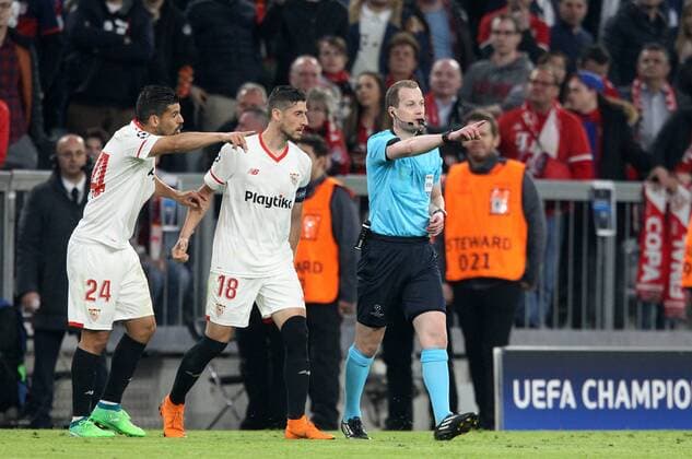 UEFA Champions League, FC Bayern München - Sevilla FC, Viertelfinale Rueckspiel Quarter-Finals 2nd leg, 11.04.2018 in der Allianz Arena, Saison 2017 18, xmdx, NOLITO (24, Sevilla FC), Sergio ESCUDERO (18, Sevilla FC), Referee William COLLUM FC Bayern Muenchen - Sevilla FC