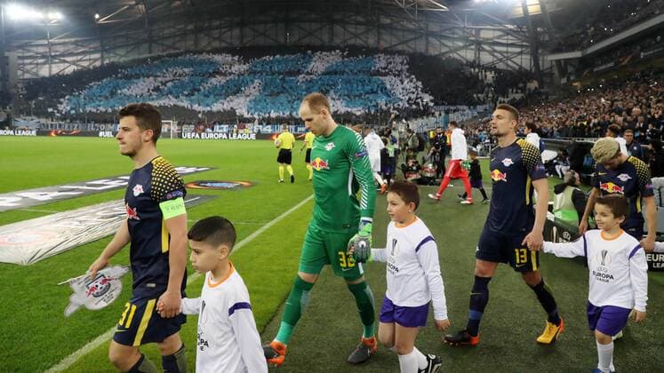 Marseille - RB Leipzig Fussball Euro League Marseille 12.04.2018, Stade Velodrome, Fussball, UEFA EURO EM Europameisterschaft Fussball League, Viertelfinale, Rückspiel , Olympique Marseille vs. RB Leipzig. , Im Bild; Einlauf der Mannschaften. V.l.: Diego Demme (31, RB Leipzig), Torwart Peter Gulacsi (32, RB Leipzig) und Stefan Ilsanker (13, RB Leipzig). ,