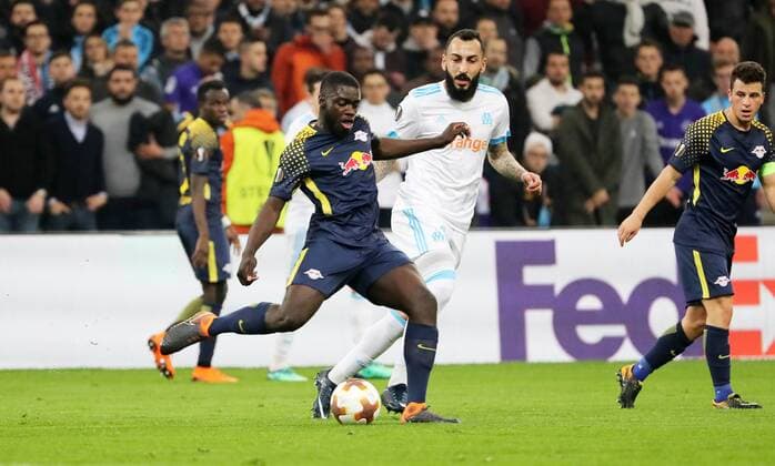Marseille - RB Leipzig Fussball Euro League Marseille 12.04.2018, Stade Velodrome, Fussball, UEFA EURO EM Europameisterschaft Fussball League, Viertelfinale, Rückspiel , Olympique Marseille vs. RB Leipzig. , Im Bild von links; Dayot Upamecano (5, RB Leipzig) und Konstantinos Mitroglou (11, Marseille). ,