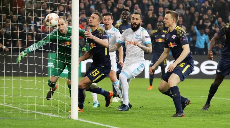 Marseille - RB Leipzig Fussball Euro League Marseille 12.04.2018, Stade Velodrome, Fussball, UEFA EURO EM Europameisterschaft Fussball League, Viertelfinale, Rückspiel , Olympique Marseille vs. RB Leipzig. , Im Bild; Tor für Olympique Marseille. Der 1:1 Ausgleich, Eigentor durch Stefan Ilsanker (13, RB Leipzig) gegen Torwart Peter Gulacsi (l., 32, RB Leipzig). ,