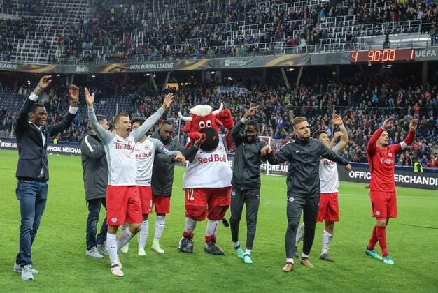 Bilder des Tages - SPORT 12.04.2018, Red Bull Arena, Salzburg, AUT, UEFA EL, FC Salzburg vs SS Lazio Roma, Viertelfinale, Rueckspiel, im Bild der Jubel einiger Salzburger Spieler, angefuehrt von Stefan Lainer (FC Salzburg) un Kapitaen Alexander Walke (FC Salzburg), nach Spielende during the UEFA Europa League Quaterfinal, 2nd Leg Match between FC Salzburg and SS Lazio Roma at the Red Bull Arena in Salzburg, Austria on 2018 04 12. Salzburg Copyright: xHuber Eibner-Pressefotox EP_mhu