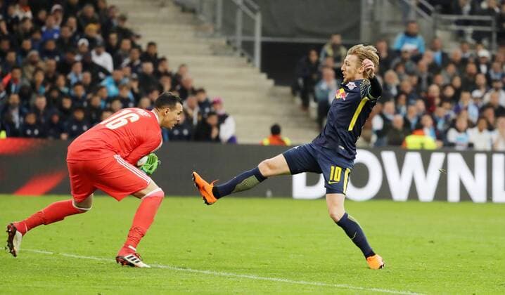 Marseille - RB Leipzig Fussball Euro League Marseille 12.04.2018, Stade Velodrome, Fussball, UEFA EURO EM Europameisterschaft Fussball League, Viertelfinale, Rückspiel , Olympique Marseille vs. RB Leipzig 5:2 (3:1) , Im Bild von links; Torwart Yohann PelŽ (16, Marseille) und Emil Forsberg (10, RB Leipzig) . ,