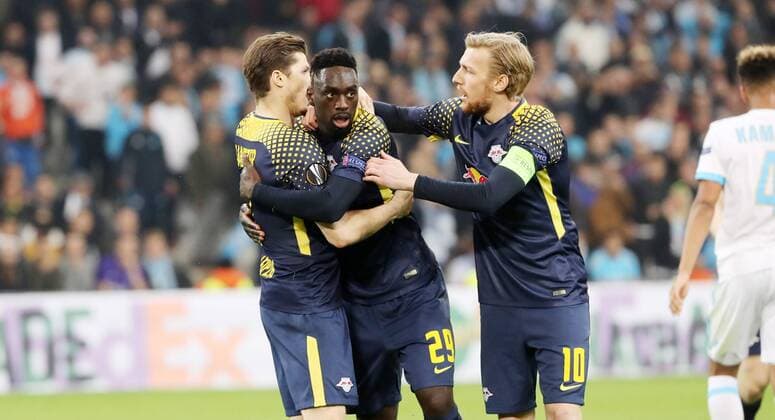 Marseille - RB Leipzig Fussball Euro League Marseille 12.04.2018, Stade Velodrome, Fussball, UEFA EURO EM Europameisterschaft Fussball League, Viertelfinale, Rückspiel , Olympique Marseille vs. RB Leipzig 5:2 (3:1) , Im Bild; Tor für RB Leipzig. Jean-Kevin Augustin (m., RB Leipzig) erzielt den Treffer zum 3:2. Jubel mit Marcel Sabitzer (7, RB Leipzig) und Emil Forsberg (10, RB Leipzig). ,