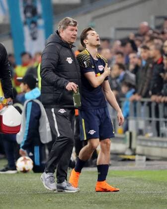 Marseille - RB Leipzig Fussball Euro League Marseille 12.04.2018, Stade Velodrome, Fussball, UEFA EURO EM Europameisterschaft Fussball League, Viertelfinale, Rückspiel , Olympique Marseille vs. RB Leipzig 5:2 (3:1) , Im Bild; Marcel Sabitzer (7, RB Leipzig) verletzt, mit Mannschaftsarzt Dr. Ralf Zimmermann (RB Leipzig). ,