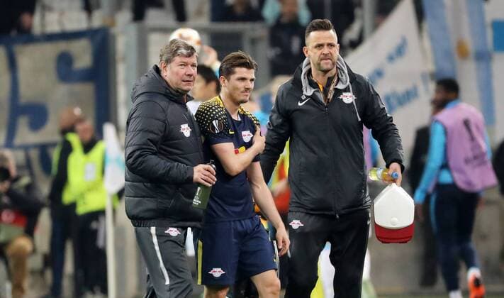 Marseille - RB Leipzig Fussball Euro League Marseille 12.04.2018, Stade Velodrome, Fussball, UEFA EURO EM Europameisterschaft Fussball League, Viertelfinale, Rückspiel , Olympique Marseille vs. RB Leipzig 5:2 (3:1) , Im Bild; Marcel Sabitzer (m, RB Leipzig) verletzt, mit Mannschaftsarzt Dr. Ralf Zimmermann (l.) und Physiotherapeut Alexander Sekora (RB Leipzig). ,