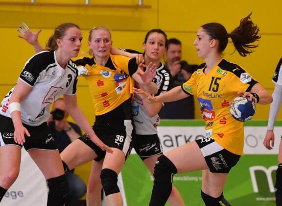 am Ball: Tamara Bösch (Rödertal), hinten in der Mangel: Stefanie Hummel (Rödertal), links: Lena Hoffmann, 2.v.re.: Svenja Kaufmann (beide Neckarsulm), Handballclub Rödertal gegen Neckarsulmer Union (Neckarsulm), Handball, 1. Liga der Frauen, 1. Bundesliga, Rödertalbienen, HCR, Großröhrsdorf, Saison 2017 2018, 14.04.2018,