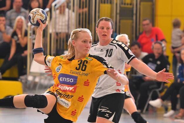 am Ball: Stefanie Hummel (Rödertal), dahinter: Maike Daniels (Neckarsulm), Handballclub Rödertal gegen Neckarsulmer Union (Neckarsulm), Handball, 1. Liga der Frauen, 1. Bundesliga, Rödertalbienen, HCR, Großröhrsdorf, Saison 2017 2018, 14.04.2018,