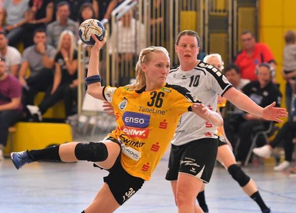 am Ball: Stefanie Hummel (Rödertal), dahinter Maike Daniels (Neckarsulm), Handballclub Rödertal gegen Neckarsulmer Union (Neckarsulm), Handball, 1. Liga der Frauen, 1. Bundesliga, Rödertalbienen, HCR, Großröhrsdorf, Saison 2017 2018, 14.04.2018,