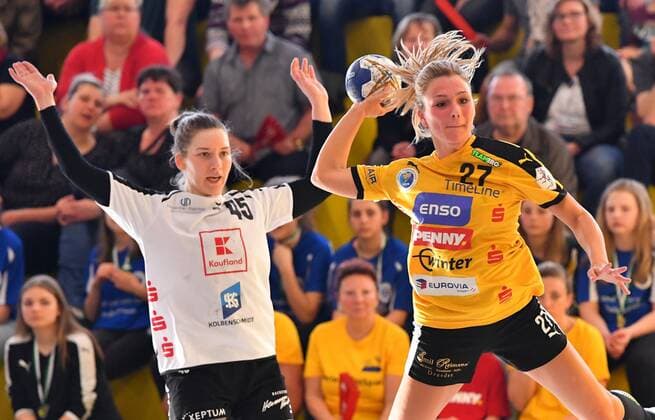 am Ball: Jessica Jander (Rödertal), links: Mia Moldrup (Neckarsulm), Handballclub Rödertal gegen Neckarsulmer Union (Neckarsulm), Handball, 1. Liga der Frauen, 1. Bundesliga, Rödertalbienen, HCR, Großröhrsdorf, Saison 2017 2018, 14.04.2018,