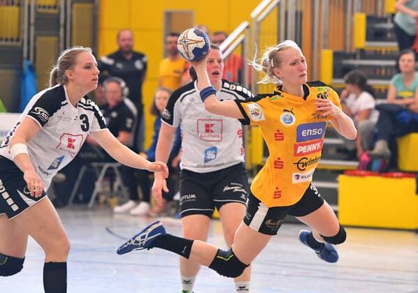 am Ball: Stefanie Hummel (Rödertal), links: Lena Hoffmann (Neckarsulm), Handballclub Rödertal gegen Neckarsulmer Union (Neckarsulm), Handball, 1. Liga der Frauen, 1. Bundesliga, Rödertalbienen, HCR, Großröhrsdorf, Saison 2017 2018, 14.04.2018,