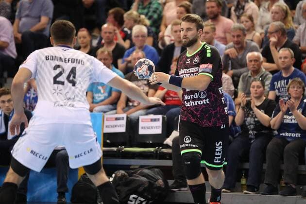 SG Flensburg-Handewitt - Montpellier HB, EHF Champions League; Flensburg, 18.04.18 Flensburg, 18.04.18, Handball, VELUX EHF Champions League, Saison 2017 2018, Viertelfinal, SG Flensburg-Handewitt - Montpellier HB : Jacob Heinl (SG Flensburg-Handewitt, 21), Baptiste Bonnefond (Montpellier HB, 24)