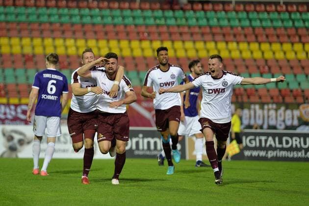 Fussball, Herren, Saison 2017 18, Halbfinale im Berliner Pilsner-Pokal, BFC Dynamo - Tennis Borussia Berlin, Jubel nach dem Tor zum 1:0, Vincent Rabiega (Nr. 9, BFC Dynamo), David Al-Azzawe (Nr. 15, BFC Dynamo), David Malembana (Nr. 5, BFC Dynamo), Matthias Steinborn (Nr. 23, BFC Dynamo), 18.04.18, Copyright: xMichaelxHundtx xMatthiasxKochx