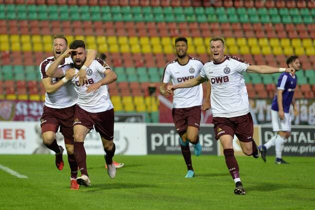 Bilder des Tages - SPORT Fussball, Herren, Saison 2017 18, Halbfinale im Berliner Pilsner-Pokal, BFC Dynamo - Tennis Borussia Berlin, Jubel nach dem Tor zum 1:0, Vincent Rabiega (Nr. 9, BFC Dynamo), David Al-Azzawe (Nr. 15, BFC Dynamo), David Malembana (Nr. 5, BFC Dynamo), Matthias Steinborn (Nr. 23, BFC Dynamo), 18.04.18, Copyright: xMichaelxHundtx xMatthiasxKochx