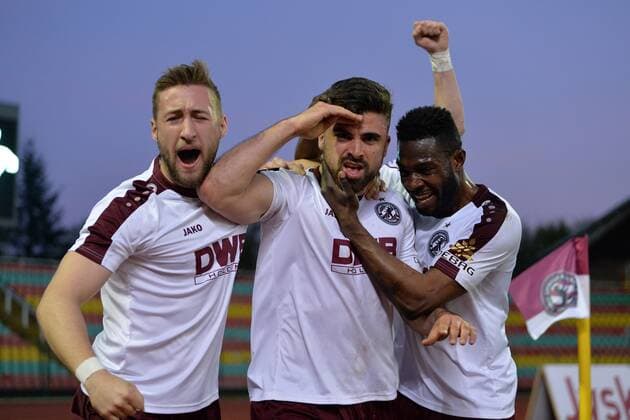 Fussball, Herren, Saison 2017 18, Halbfinale im Berliner Pilsner-Pokal, BFC Dynamo - Tennis Borussia Berlin, Jubel nach dem Tor zum 1:0, Vincent Rabiega (Nr. 9, BFC Dynamo), David Al-Azzawe (Nr. 15, BFC Dynamo), Otis Breustedt (Nr. 11, BFC Dynamo), 18.04.18, Copyright: xMichaelxHundtx xMatthiasxKochx
