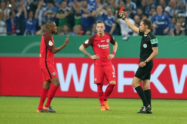 Schiedsrichter Robert Hartmann zeigt Gelson Fernandes ( Eintracht Frankfurt 5 ) die Rote Karte, FC Schalke 04 vs. Eintracht Frankfurt, DFB Pokal, Halbfinale, Fussball, 18.04.2018, FC Schalke 04 vs. Eintracht Frankfurt, DFB Pokal, Halbfinale, Fussball, 18.04.2018 Gelsenkirchen Copyright: xLanger Eibner-Pressefotox EP_HLR