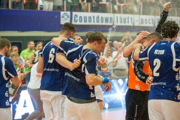 Leos Petrovsky ( 6, Bergischer HC), Milan Kotrc ( 15, Bergischer HC), Christopher Rudeck ( 16, TW, Bergischer HC) und Maximilian Leon Bettin ( 2, Bergischer HC) und andere feiern mit dem Aufstiegs-T-Shirt den Aufstieg in die 1. Bundesliga Bergischer HC vs. Wilhelmshavener HV, Handball, 2. Bundesliga, 20.04.18 Solingen NRW Deutschland Klingenhalle