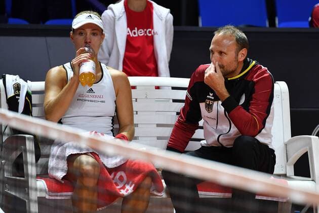 Jens GERLACH (Teamchef GER) mit Angelique KERBER (GER), waehrend einer Spielpause, ernst,Enttaeuschung,Frust, enttaeuscht,frustriert,niedergeschlagen, Tennis Fed Cup Halbfinale Deutschland-Tschechien, P O R S C H E A R E N A, Stuttgart am 21.04.2018.