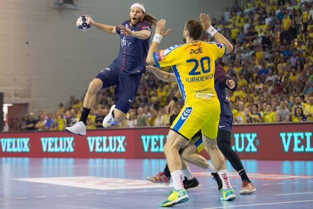 21.04.2018, Kielce, pilka reczna, PGE Vive Kielce - Paris Saint-Germain, Liga Mistrzow, 1 4 finalu, N z Mikkel Hansen (PSG), Mariusz Jurkiewicz (VIVE), fot. Tomasz Jastrzebowski Foto Olimpik ----- 21.04.2018, Kielce, handball, PGE Vive Kielce - Paris Saint-Germain, EHF Champions League quarterfinal, In the picture: Mikkel Hansen (PSG), Mariusz Jurkiewicz (VIVE), fot. Tomasz Jastrzebowski Foto Olimpik NEWSPIX.PL --- Newspix.pl 20180421toja5327