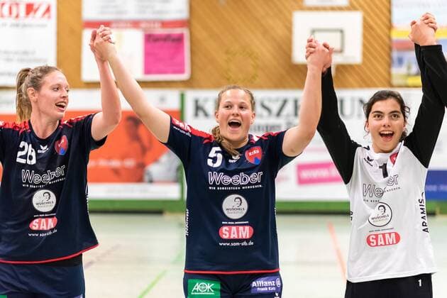 Anika Leppert (SG H2Ku Herrenberg Kuties 28), Sandra Kussmaul (SG H2Ku Herrenberg Kuties 05), Joelle Arno (SG H2Ku Herrenberg Kuties 01), Jubel, Sieg, SG H2Ku Herrenberg Kuties vs. TG Nuertingen, Handball, 2.Bundesliga, Frauen, HBF, Saison 17 18, 21.04.2018, SG H2Ku Herrenberg Kuties vs. TG Nuertingen, Handball, 2.Bundesliga, Frauen, HBF, Saison 17 18, 21.04.2018 Herrenberg Copyright: xFrankx Eibner-Pressefotox EP_wfk