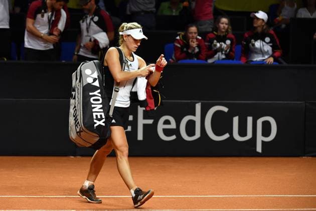 Angelique KERBER (GER) verlaesst nach ihrer Niederlage mit gepackter Tasche den Platz, Enttaeuschung,Frust,enttaeuscht, frustriert,niedergeschlagen,, Aktion,Einzelaktion,Einzelbild, Freisteller,Ganzkoerperaufnahme,ganze Figur. Tennis Fed Cup Halbfinale Deutschland-Tschechien, P O R S C H E A R E N A, Stuttgart am 21.04.2018.