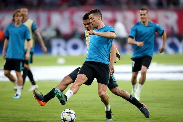 Casemiro ( Real Madrid CF 14 ) Christiano Ronaldo ( Real Madrid CF 7 ) vor dem Spiel, FC Bayern Muenchen vs. Real Madrid CF, Champions League, Halbfinale, Fussball, 25.04.2018, FC Bayern Muenchen vs. Real Madrid CF, Champions League, Halbfinale, Fussball, 25.04.2018 Muenchen Copyright: xLanger Eibner-Pressefotox EP_HLR