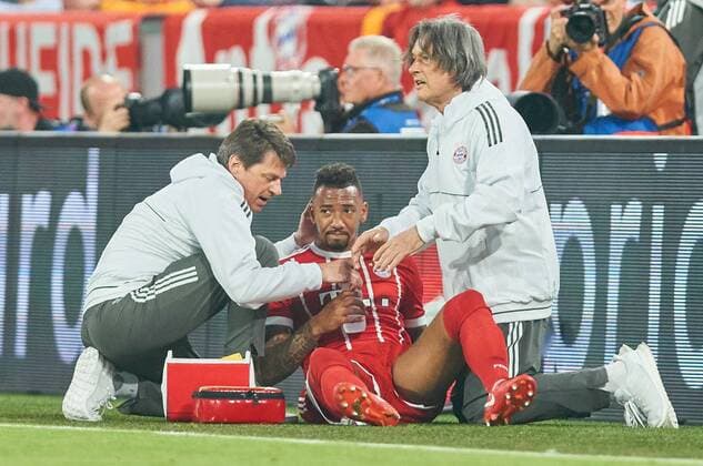 Jerome BOATENG (FCB 17) Verletzung, Verstauchung, Zerrung, Tape, Verband, Tapeverband, Wunde, Verletzung, Eis, Druckverband, Kompression, Kompressionsverband FC BAYERN MUENCHEN - REAL MADRID Halbfinale Hinspiel, Fussball UEFA Champions League, Muenchen, Deutschland 25.04.2018 CL Saison 2017 2018, FCB,