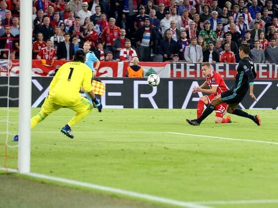 Keylor Navas ( Real Madrid CF 1 ) Joshua Kimmich (FC Bayern Muenchen 32) mit dem Torschuss zum 1:0 Raphael Varane ( Real Madrid CF 5 ), FC Bayern Muenchen vs. Real Madrid CF, Champions League, Halbfinale, Fussball, 25.04.2018, FC Bayern Muenchen vs. Real Madrid CF, Champions League, Halbfinale, Fussball, 25.04.2018 Muenchen Copyright: xLanger Eibner-Pressefotox EP_HLR