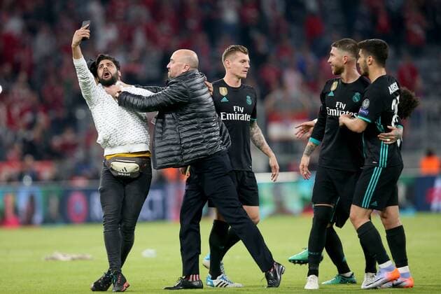 Ein Flitzer wird gestoppt beim Versuch eines Selfis, FC Bayern Muenchen vs. Real Madrid CF, Champions League, Halbfinale, Fussball, 25.04.2018, FC Bayern Muenchen vs. Real Madrid CF, Champions League, Halbfinale, Fussball, 25.04.2018 Muenchen Copyright: xLanger Eibner-Pressefotox EP_HLR