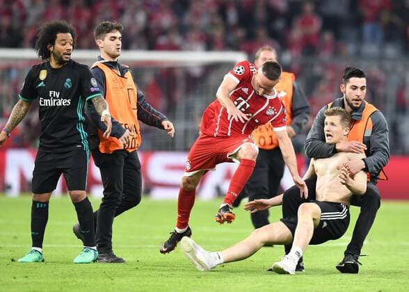 Fussball, Herren, Saison 2017 2018, Champions League, Halbfinale (Hinspiel), FC Bayern München - Real Madrid, v. l. Marcelo (12, Real Madrid), Franck Ribery (Bayern München), Ordner und Flitzer nach Abpfiff, 25.04. 2018, Copyright: xMatthiasxKochx