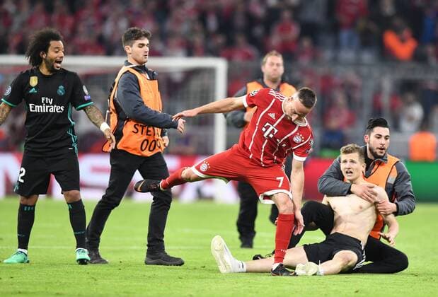 Fussball, Herren, Saison 2017 2018, Champions League, Halbfinale (Hinspiel), FC Bayern München - Real Madrid, v. l. Marcelo (12, Real Madrid), Franck Ribery (Bayern München), Ordner und Flitzer nach Abpfiff, 25.04. 2018, Copyright: xMatthiasxKochx
