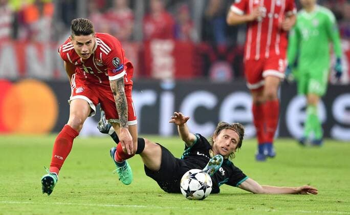James Rodriguez (FC Bayern),, links, rechts Luka Modric (Real), FC Bayern München - Real Madrid UEFA-Champions League, CL, Halbfinale, 1 2 Finale, Hinspiel, Saison 2017 2018, Fußball, Fussball, soccer, Herren, Deutschland, Germany, München, 25.4.2017 Allianz Arena
