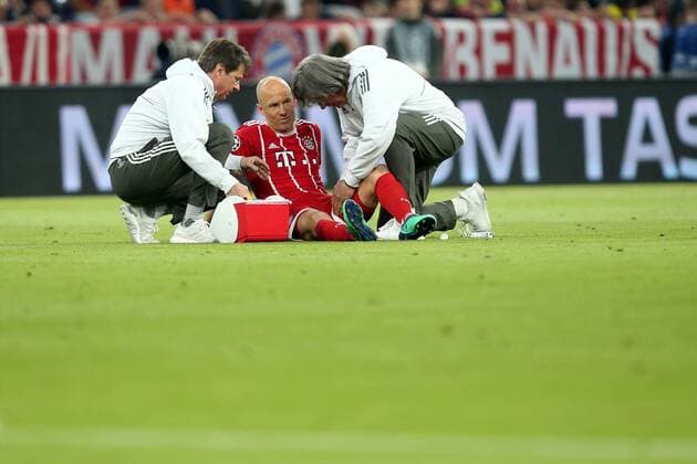 Arjen Robben (FC Bayern Muenchen 10) wird von Doktor Hans-Wilhelm Mueller-Wohlfahrt behandelt, FC Bayern Muenchen vs. Real Madrid CF, Champions League, Halbfinale, Fussball, 25.04.2018, FC Bayern Muenchen vs. Real Madrid CF, Champions League, Halbfinale, Fussball, 25.04.2018 Muenchen Copyright: xEIBNER HarryxLangerx EP_HLR