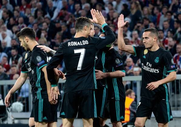 25.04.2018, Allianz Arena, Muenchen , GER, UEFA CL, FC Bayern Muenchen vs Real Madrid, Halbfinale, Hinspiel, im Bild Real Madrid) feiern mit Marco Asensio ( Real Madrid) das 1:2 during the UEFA Champions League Semifinal, 1st leg match between FC Bayern Muenchen and Real Madrid at the Allianz Arena in Muenchen , Germany on 2018 04 25. M?nchen