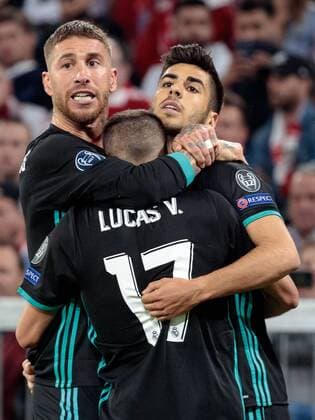 25.04.2018, Allianz Arena, Muenchen , GER, UEFA CL, FC Bayern Muenchen vs Real Madrid, Halbfinale, Hinspiel, im Bild Sergio Ramos ( Real Madrid), Lucas Vazquez ( Real Madrid) feiern mit Marco Asensio ( Real Madrid) das 1:2 during the UEFA Champions League Semifinal, 1st leg match between FC Bayern Muenchen and Real Madrid at the Allianz Arena in Muenchen , Germany on 2018 04 25. M?nchen