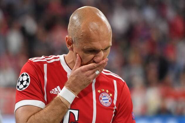 Arjen ROBBEN (Bayern Muenchen),Enttaeuschung, Frust,enttaeuscht,frustriert,niedergeschlagen, verletzt,Verletzung, Aktion,Einzelbild,angeschnittenes Einzelmotiv,Portraet,Portrait,Porträt. Champions League, Halbfinale, FC Bayern Muenchen (M) - Real Madrid (REAL) 1-2, am 25.04.2018 in der A L L I A N Z A R E N A in Muenchen Deutschland.