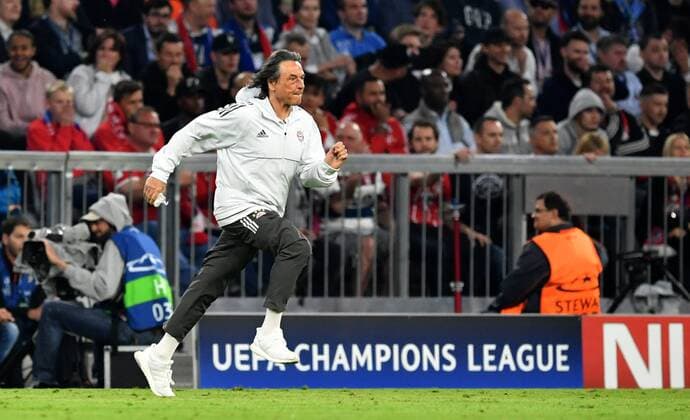 Dr. Müller-Wohlfahrt, Vereinsarzt FC Bayern, im Spurt zu seinem Patienten FC Bayern München - Real Madrid UEFA-Champions League, CL, Halbfinale, 1 2 Finale, Hinspiel, Saison 2017 2018, Fußball, Fussball, soccer, Herren, Deutschland, Germany, München, 25.4.2017 Allianz Arena