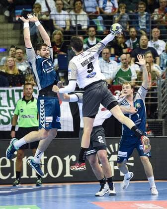 Handball, Herren, EHF-Pokal, Saison 2017 18, Viertelfinale, Rückspiel, Füchse Berlin - RK Nexe, Jakov Gojun (Nr. 10, Füchse Berlin), Sasa Barisic (Nr. 9, RK Nexe), Marin Sipic (Nr. 2, RK Nexe), Paul Drux (Nr. 95, Füchse Berlin), 28.04.18, Copyright: xMichaelxHundtx xMatthiasxKochx