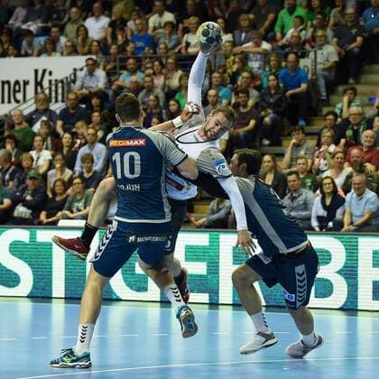 Handball, Herren, EHF-Pokal, Saison 2017 18, Viertelfinale, Rückspiel, Füchse Berlin - RK Nexe, Jakov Gojun (Nr. 10, Füchse Berlin), Albin Eter (Nr. 6, RK Nexe), Fabian Wiede (Nr. 3, Füchse Berlin), 28.04.18, Copyright: xMichaelxHundtx xMatthiasxKochx