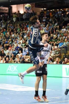 Handball, Herren, EHF-Pokal, Saison 2017 18, Viertelfinale, Rückspiel, Füchse Berlin - RK Nexe, Fabian Wiede (Nr. 3, Füchse Berlin), Marko Buvinic (Nr. 15, RK Nexe), 28.04.18, Copyright: xMichaelxHundtx xMatthiasxKochx